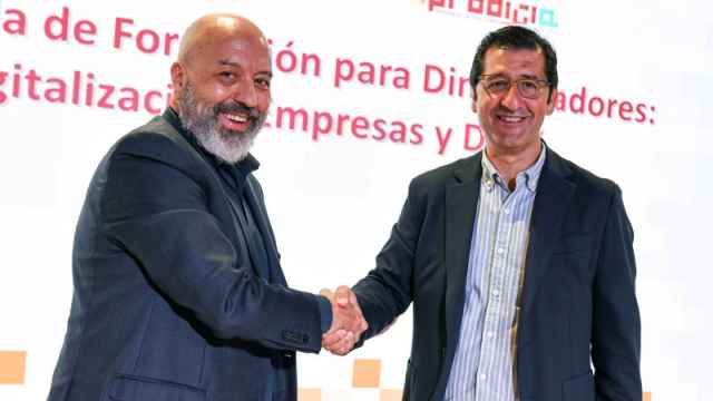 Joan Cruz, director de Relaciones Institucionales de Fundación Telefónica, y José Manuel Caballero, presidente de la Diputación de Ciudad Real.
