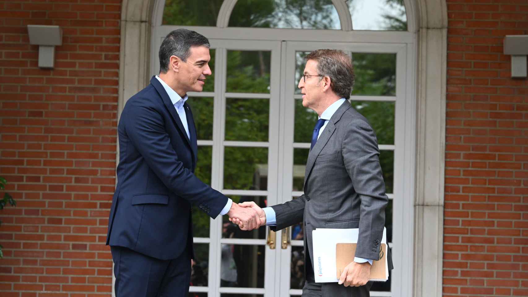 El presidente del Gobierno, Pedro Sánchez, junto al líder de la oposición, Alberto Núñez-Feijóo, este lunes en la Moncloa.