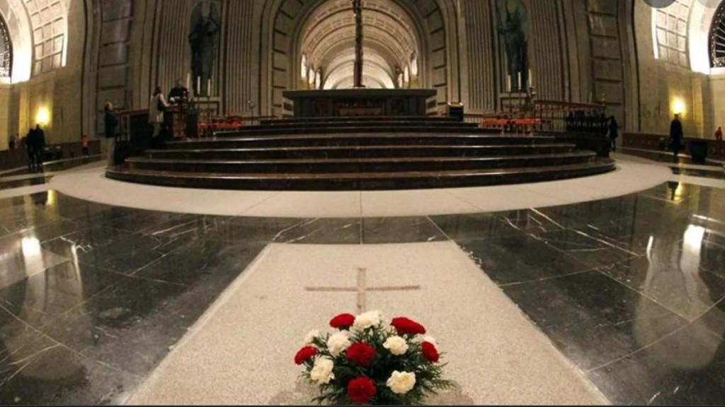 Tumba de José Antonio Primo de Rivera en la basílica del Valle de los Caídos.