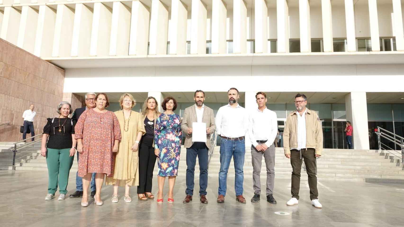 Daniel Pérez, portavoz del PSOE en el Ayuntamiento de Málaga, y los ediles socialistas, junto a la Ciudad de la Justicia.