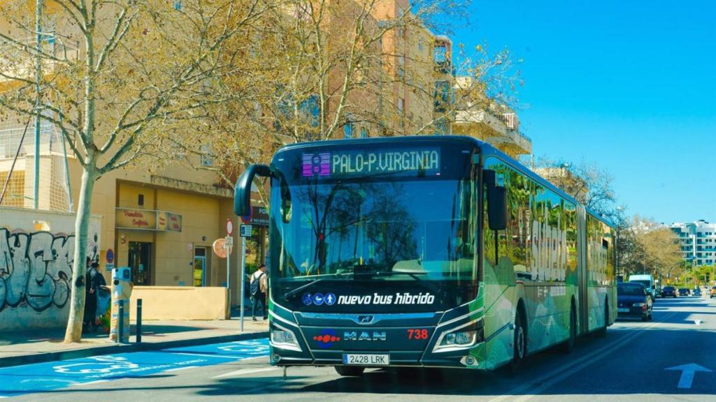 Uno de los autobuses híbridos de la Empresa Malagueña de Transportes (EMT).