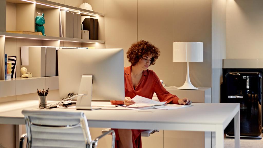 Una mujer en su oficina de trabajo