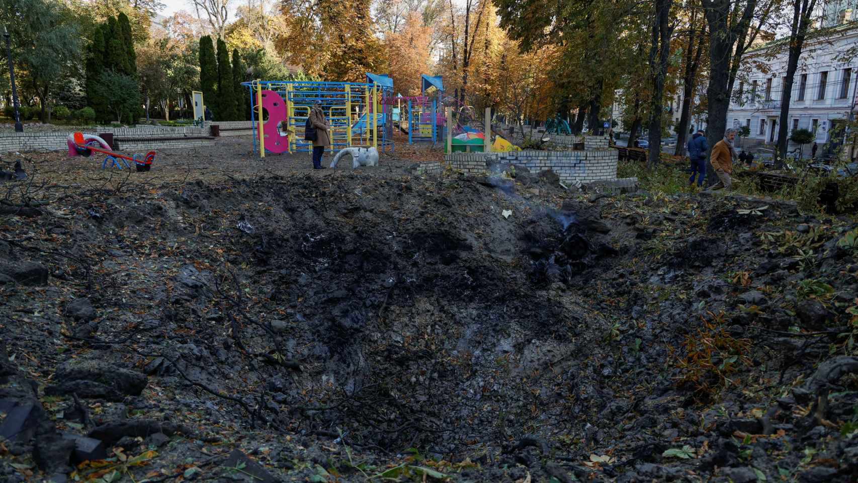 Cráter junto a un parque infantil en Kiev este lunes, tras el bombardeo ruso.