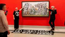 Los dos activistas que pegaron sus manos al cuadro Masacre en Corea, de Picasso.