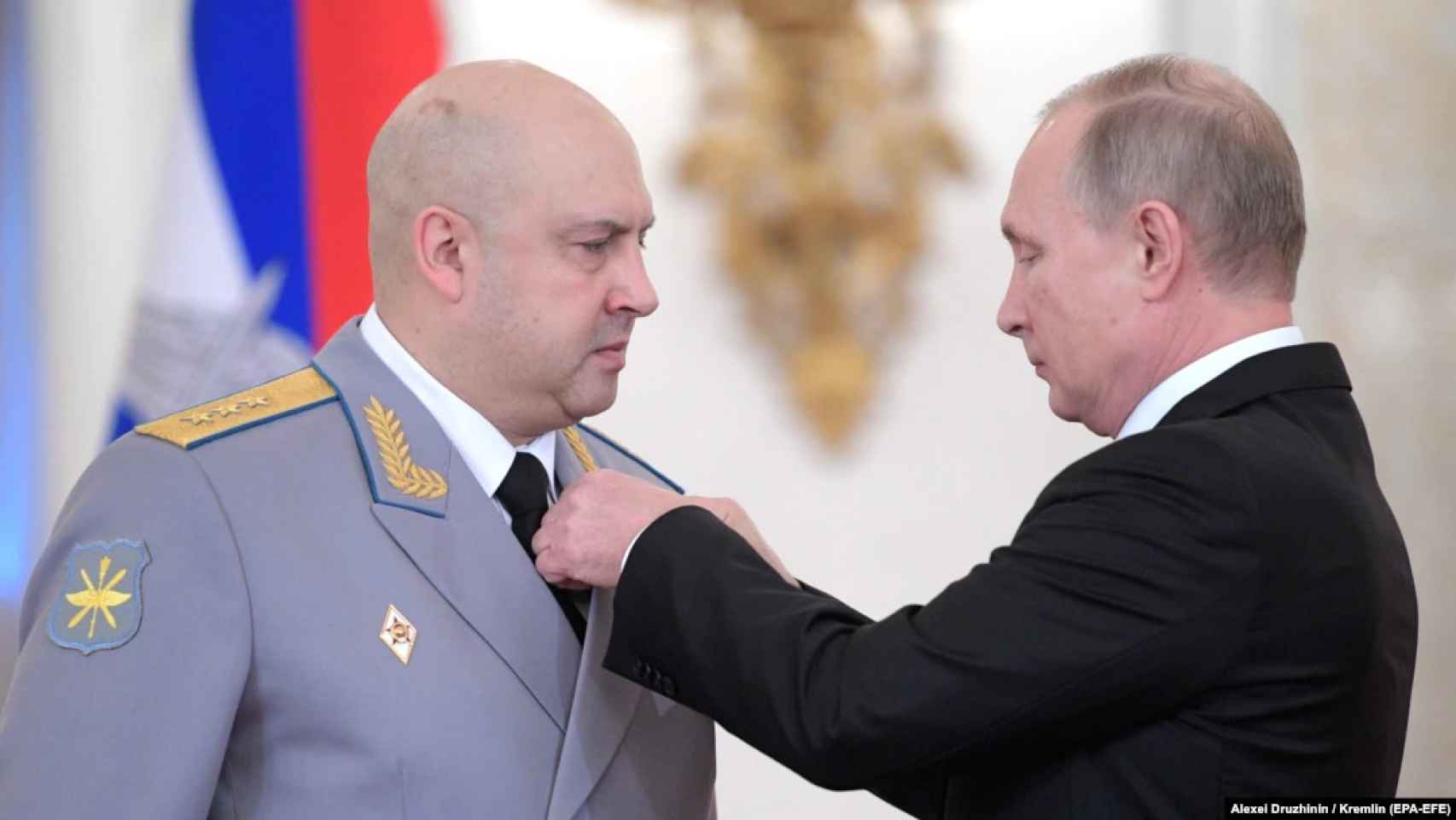 Surovikin recibe una medalla por parte de Putin en 2017 por su papel en la guerra de Siria.