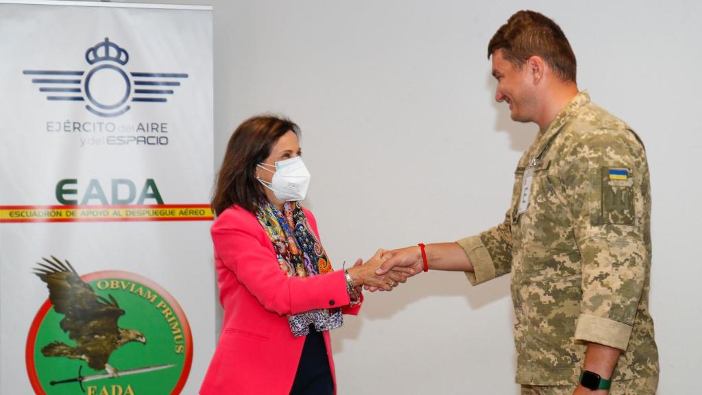 Margarita Robles, ministra de Defensa, y el comandante ucraniano en la Base Aérea de Zaragoza