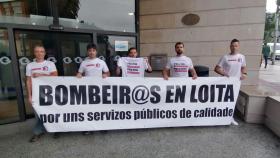 Bomberos esta mañana en la entrada del ayuntamiento