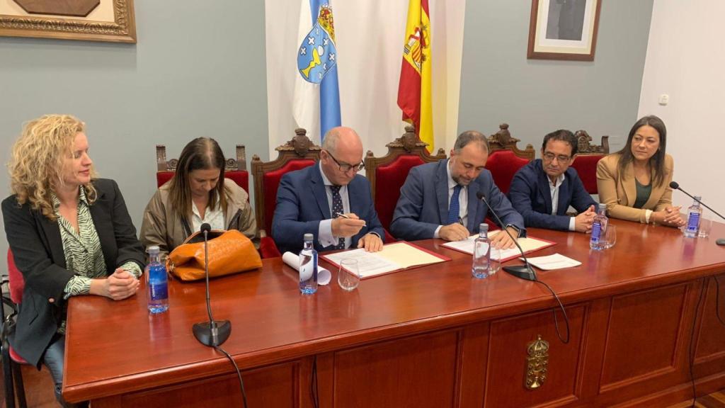 Firma del convenio de colaboración entre Noia y el Sergas para un nuevo centro de salud