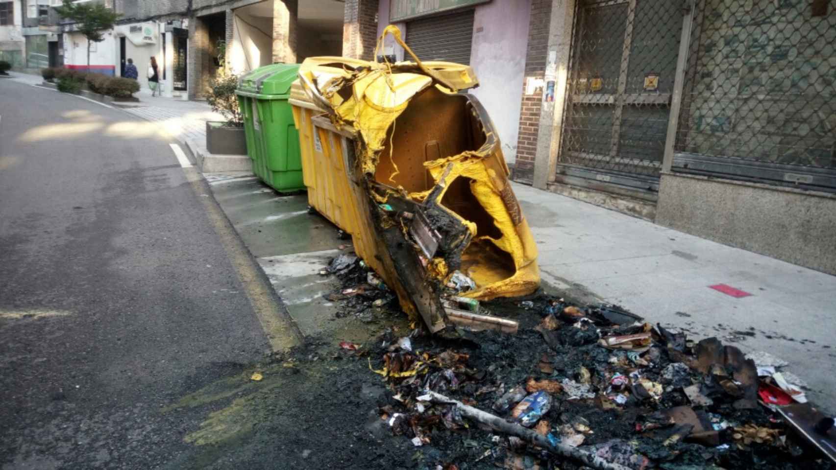 Estado en el que quedó uno de los contenedores.