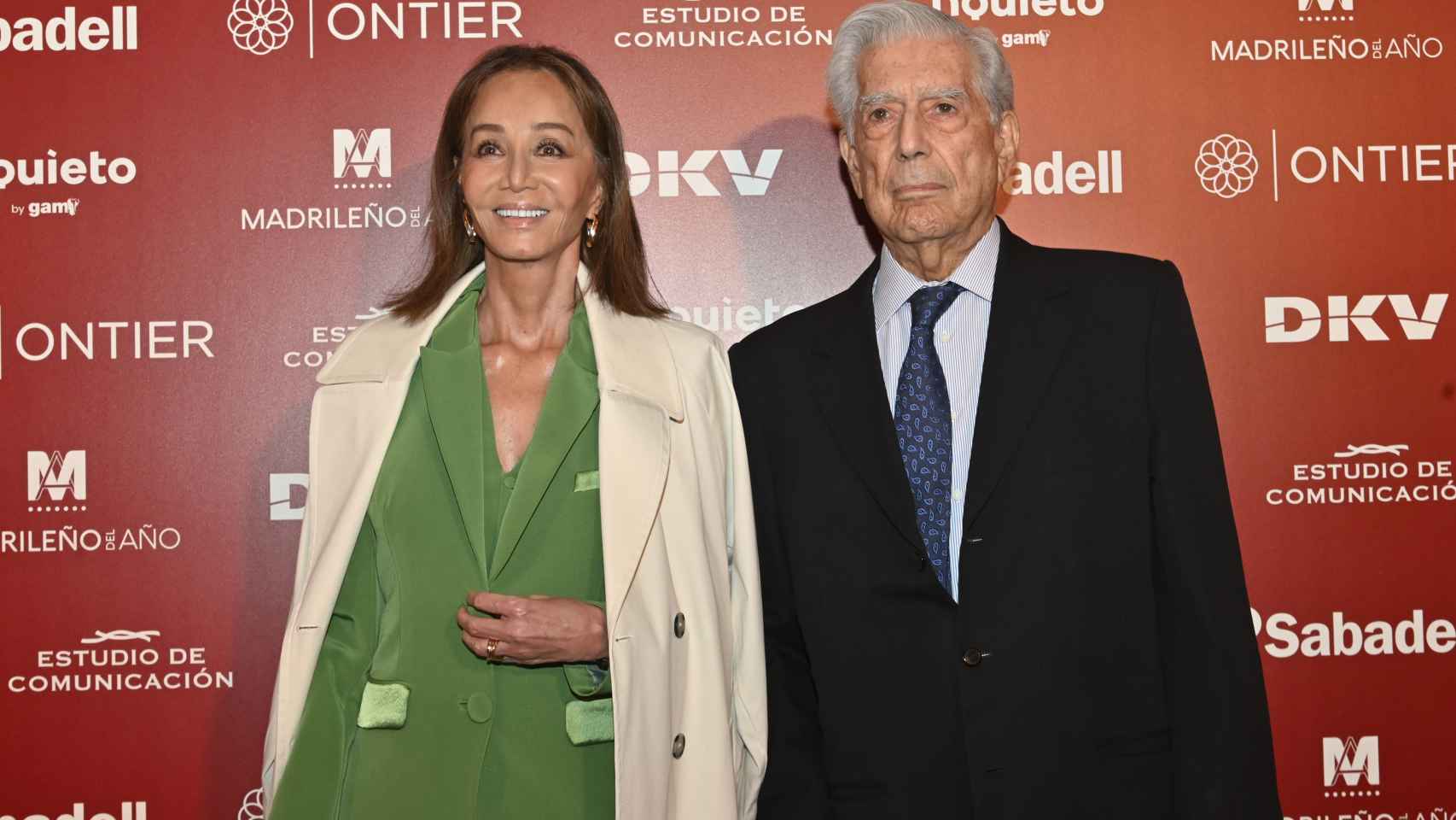 Isabel Preysler acompañaba a Mario Vargas Llosa a recibir el premio 'Madrileño del año'.