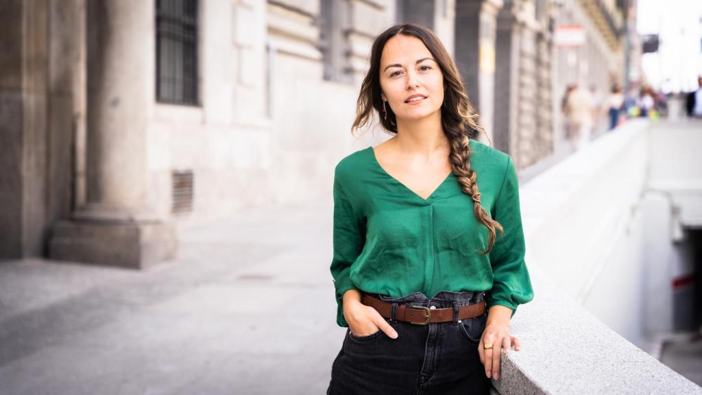 La escritora Lana Bastašić en la calle de Alcalá de Madrid