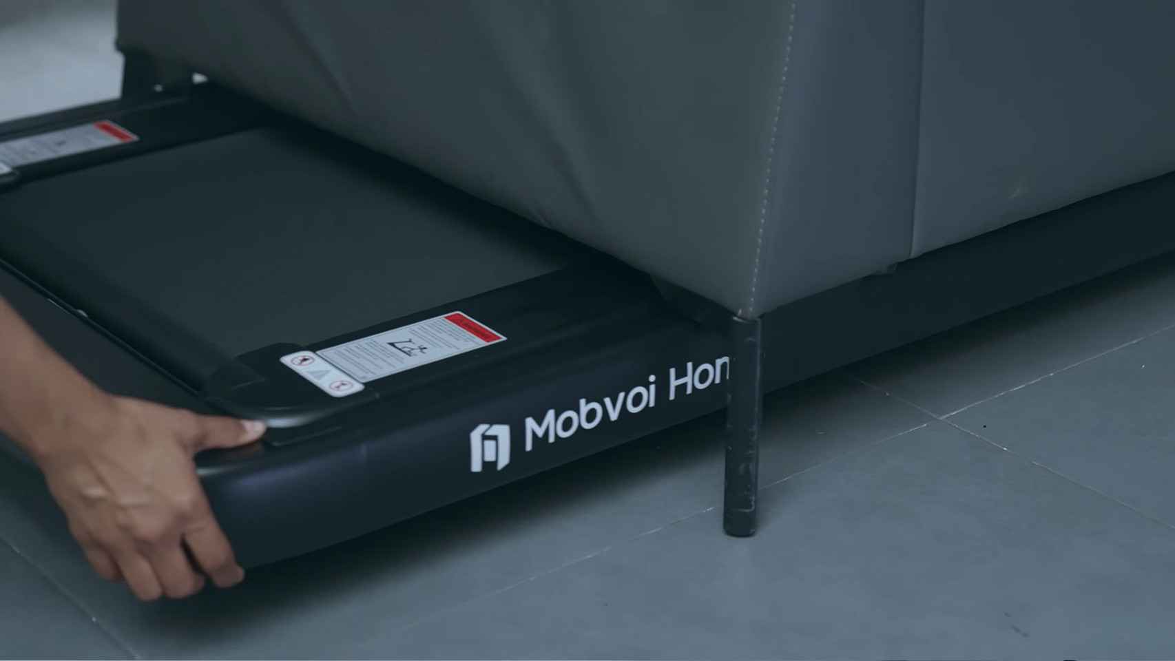 Mobvoi Home Treadmill Pro guardada bajo el sofá