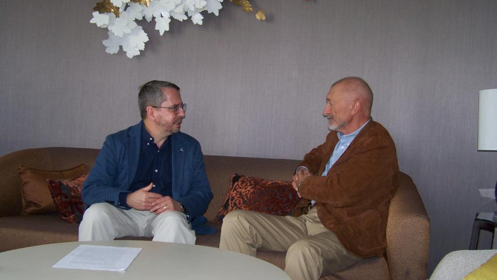 Rafael Narbona y Pérez-Reverte durante la entrevista. Foto: Valentín Pérez Venzalá