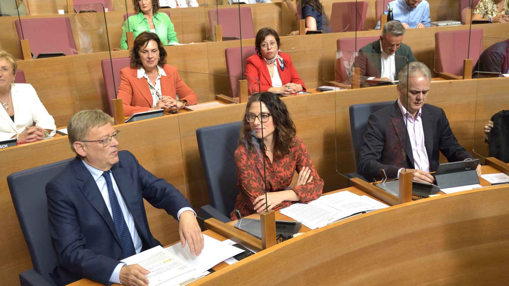 Puig junto a sus dos vicepresidentes, Aitana Mas (Compromís), y Héctor Illueca (unidas Podemos).