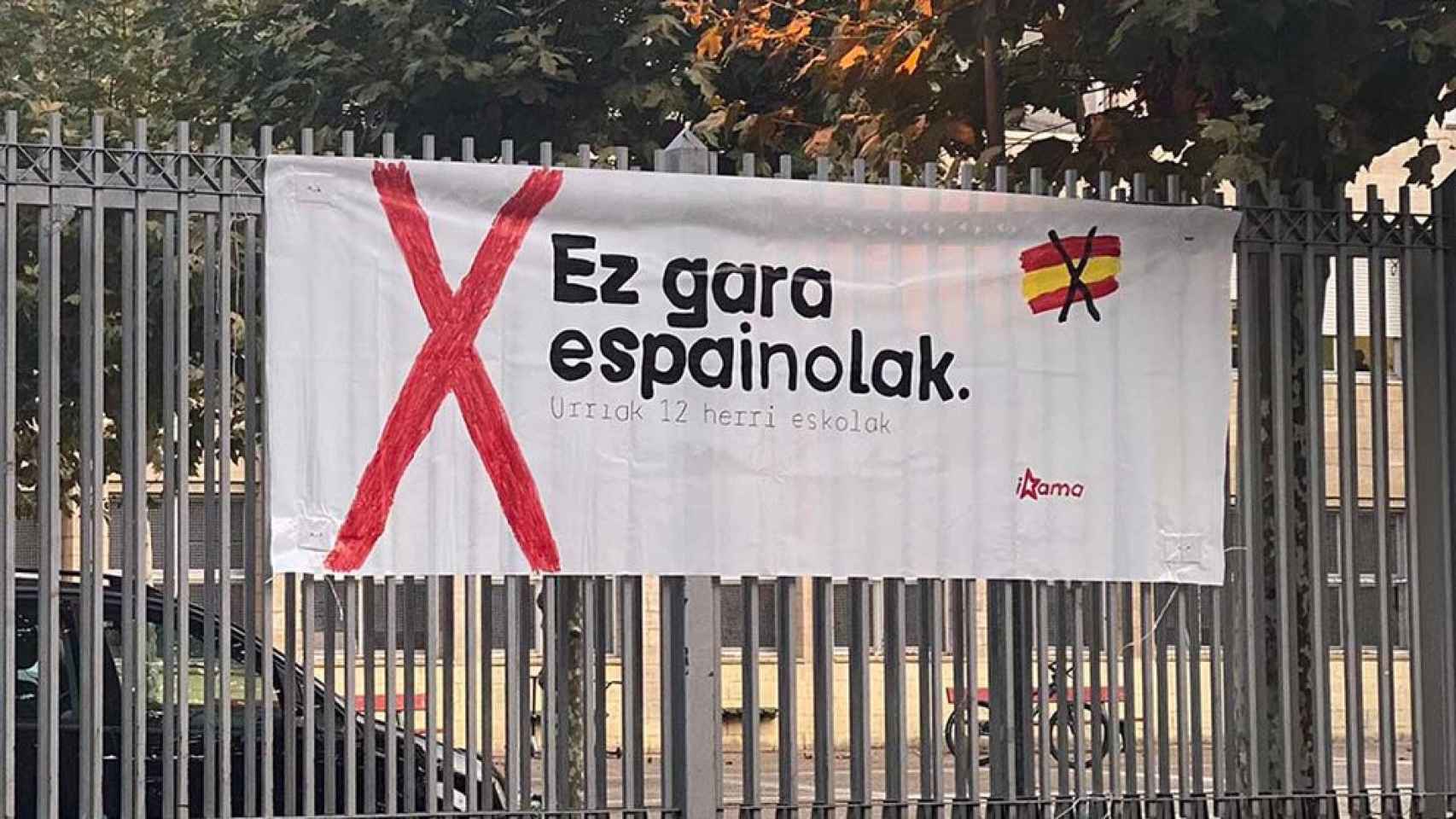Pancarta con la bandera de España tachada.