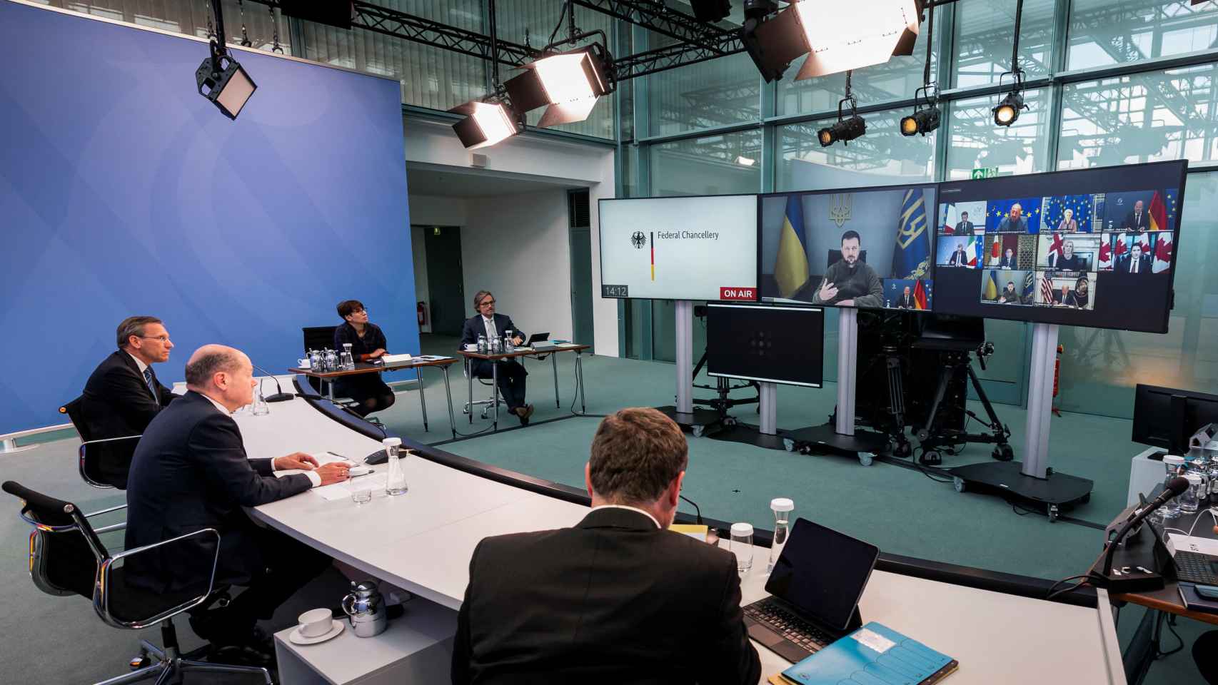 El canciller alemán Scholz asiste a la reunión virtual de líderes del G7 en Berlín.