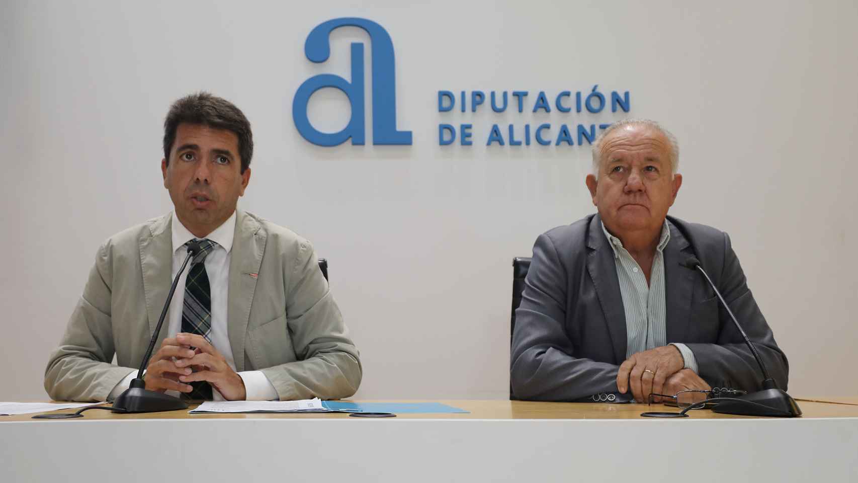 El presidente de la Diputación de Alicante, Carlos Mazón, en compañía del diputado de Desarrollo Económico, Sebastián Cañadas.