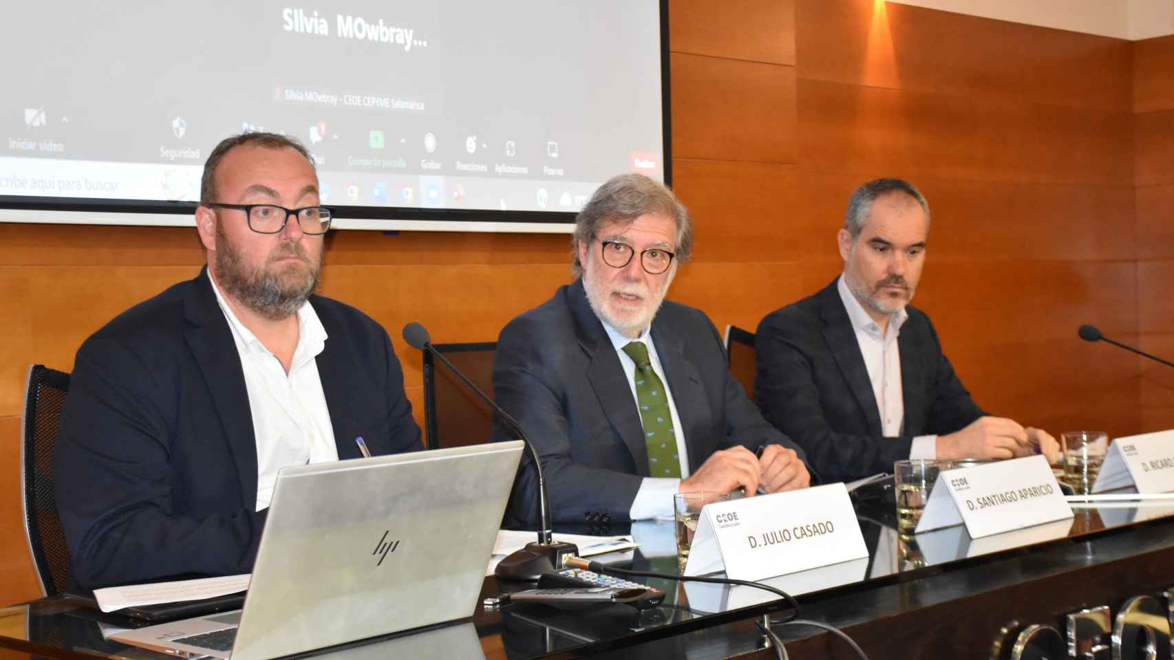 Santiago Aparicio, presidente de la CEOE en Castilla y León; junto a Julio Casado, presidente de la Comisión de Comercio, en la presentación del informe