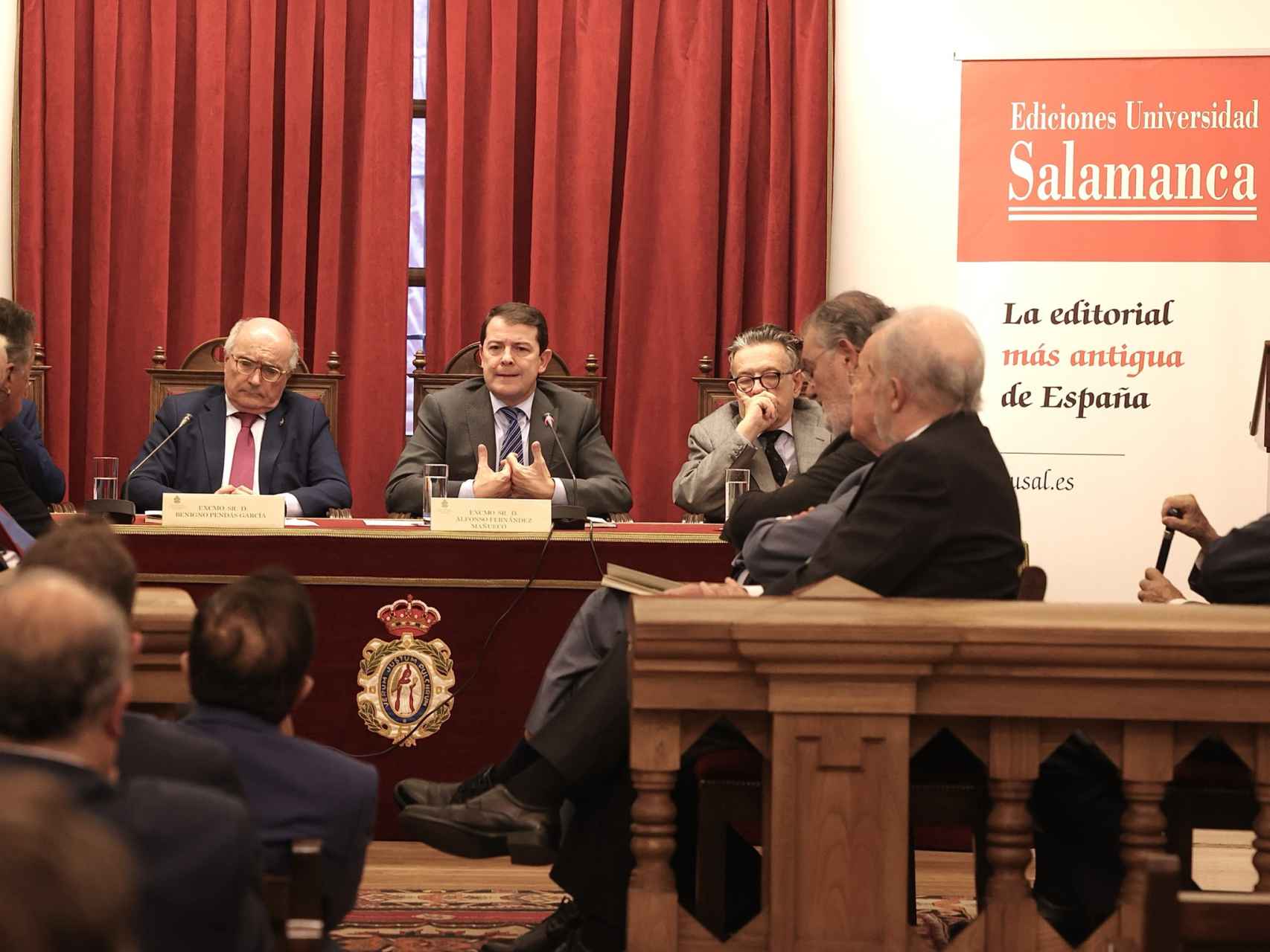 El presidente de la Junta de Castilla y León, Alfonso Fernández Mañueco, interviene en la presentación del libro ‘Ley Perpetua de Ávila’, organizado por la Real Academia de Ciencias Morales y Políticas, este martes.