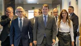 El presidente de la Junta de Castilla y León, Alfonso Fernández Mañueco, y el presidente del Grupo Novartis en España, Jesús Ponce, presentan la nueva planta de Salamanca