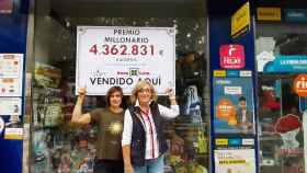 Las trabajadoras de la administración Blanca y María José tras dar el premio de más de 4,3 millones en Valladolid.