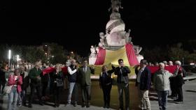 Vox despliega una gran banderola en la Plaza de Colón.