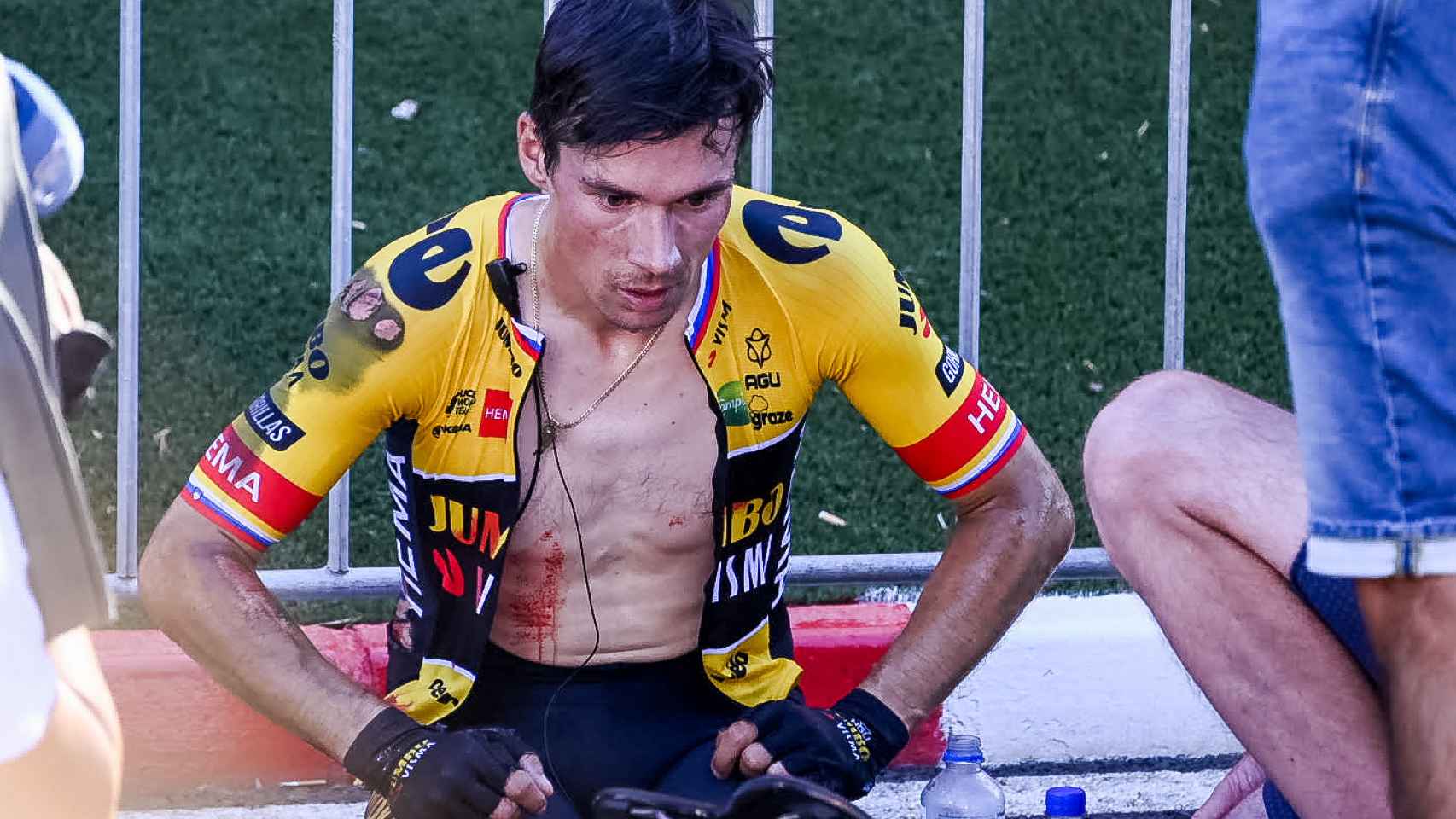 Primoz Roglic, lleno de sangre tras caerse en La Vuelta 2022