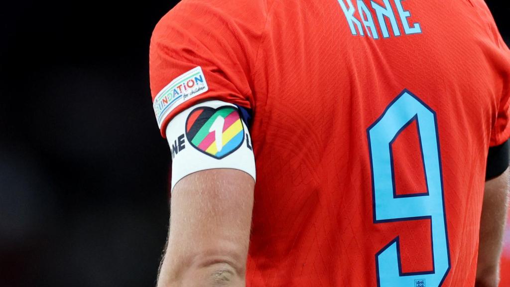 Harry Kane, capitán de la selección de Inglaterra, con el brazalete arcoíris por los derechos LGTB.