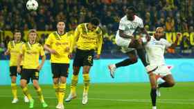 Nianzou gana a Bellingham por arriba para marcar ante el Borussia Dortmund
