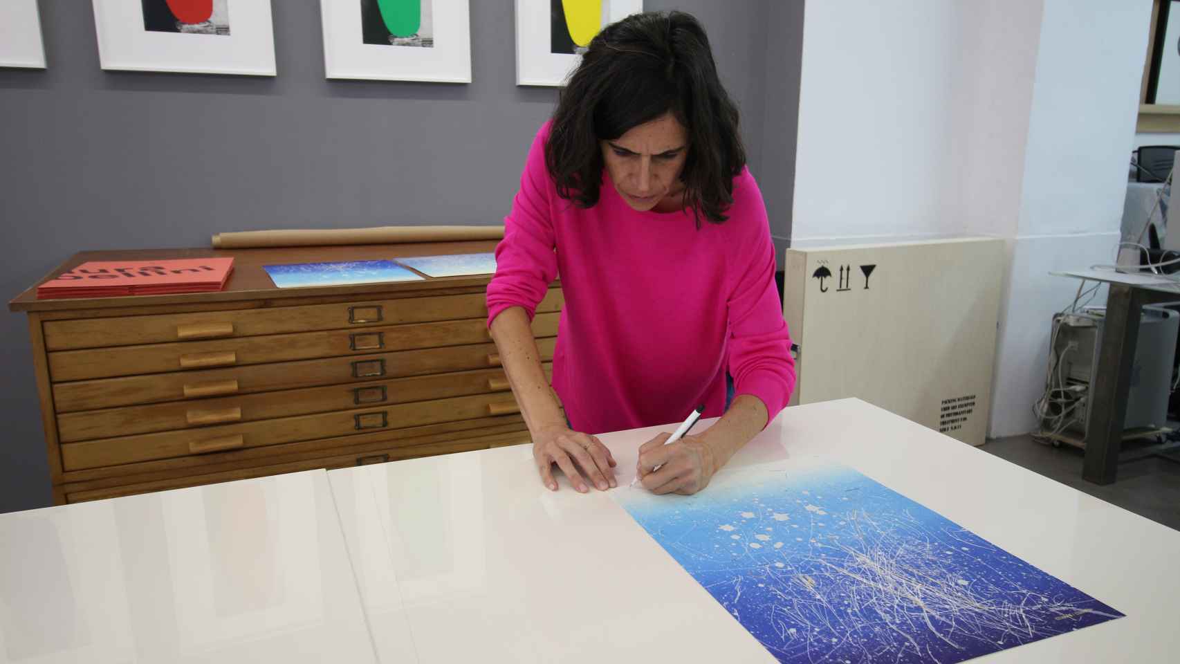 Laura F. Gibellini firma uno de los ejemplares de la obra. Fotos: Fundación Banco Santander