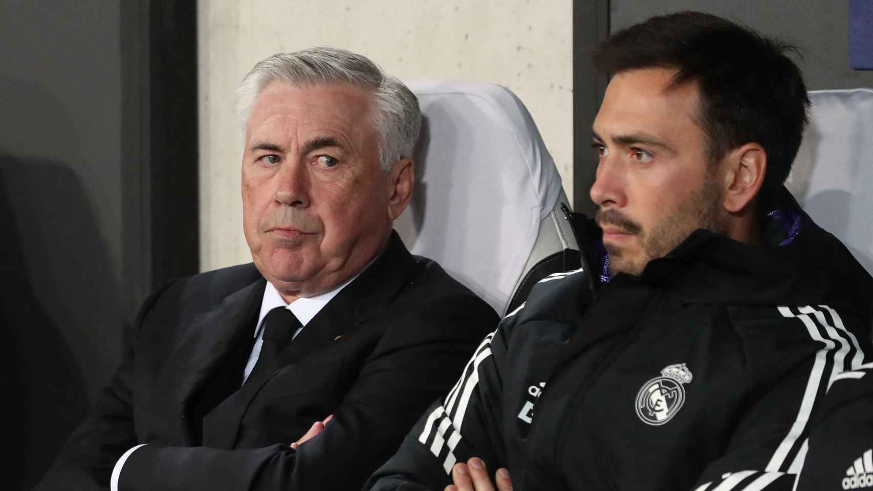 Carlo Ancelotti y su hijo Davide Ancelotti, en el banquillo del Real Madrid