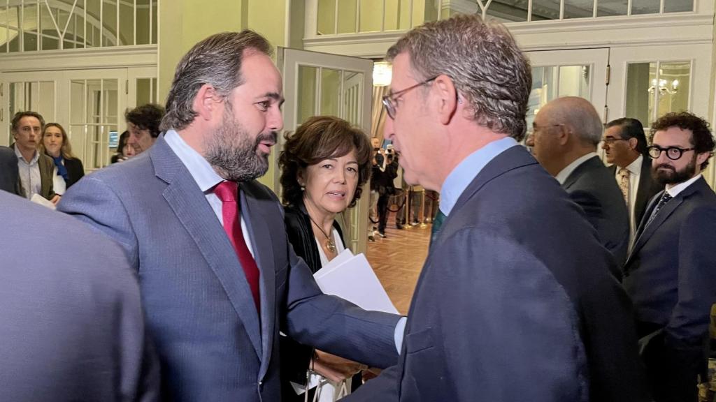 Saludo de Paco Núñez y Alberto Núñez Feijóo este martes en Madrid.