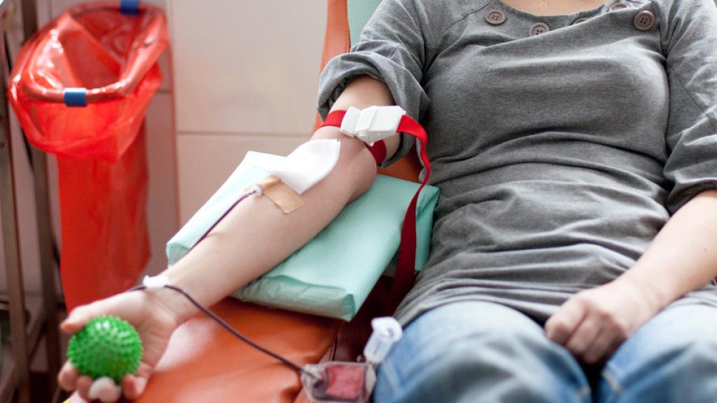 Una chica joven donando sangre