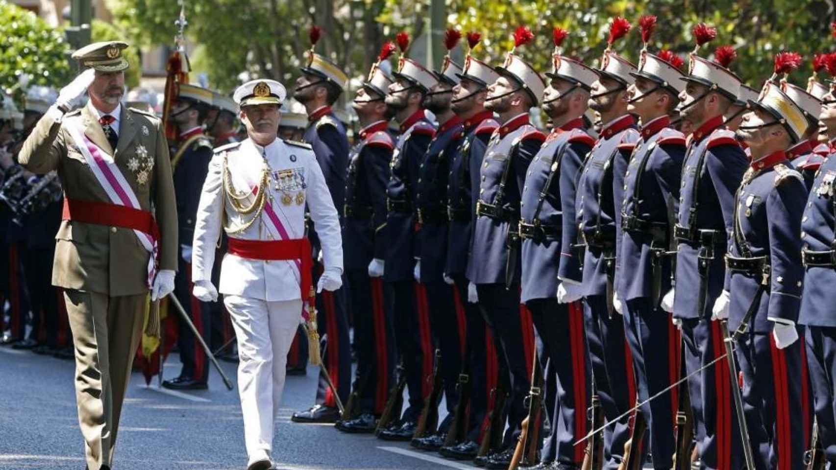 El Rey pasa revista a las tropas el día de la Fiesta Nacional, en una imagen del desfile de 2019.