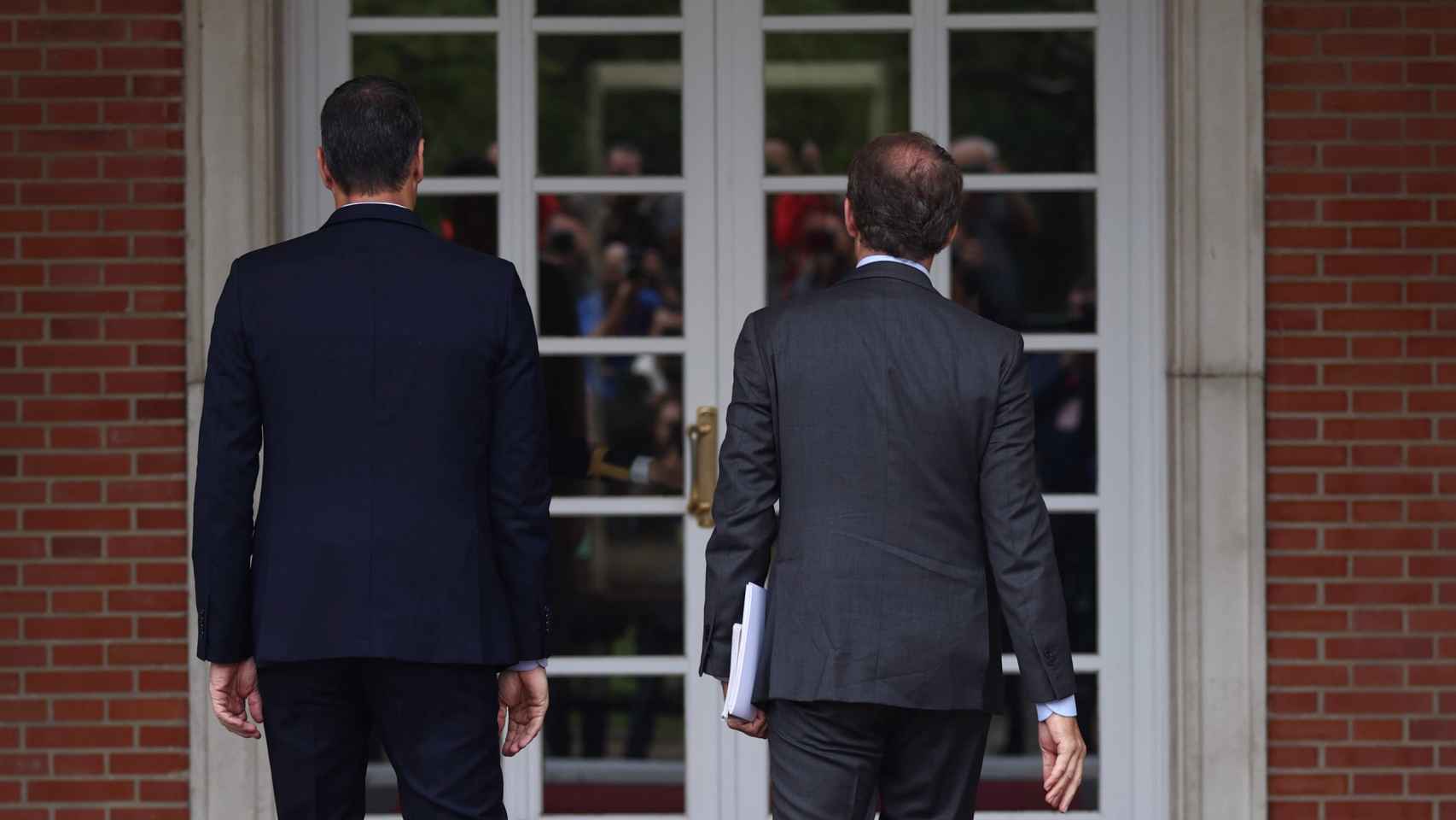 El presidente del Gobierno, Pedro Sánchez, y el líder de la oposición, Alberto Núñez-Feijóo, este lunes en la Moncloa.