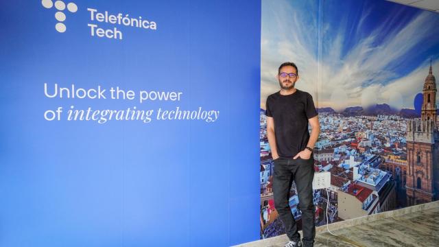 Sergio de los Santos posa en el laboratorio de ciberseguridad de Telefónica en Málaga.