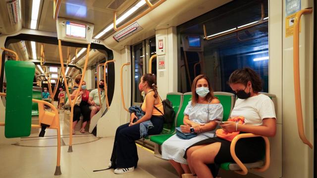 Un grupo de pasajeros en el interior de uno de los coches del Metro de Málaga.