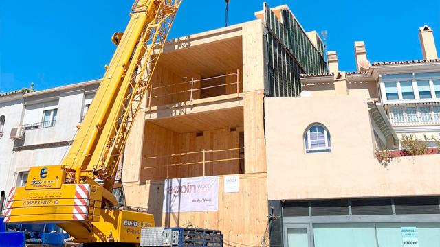 Imagen del proceso de construcción de la casa de madera de Vicente Valcarce en Málaga.