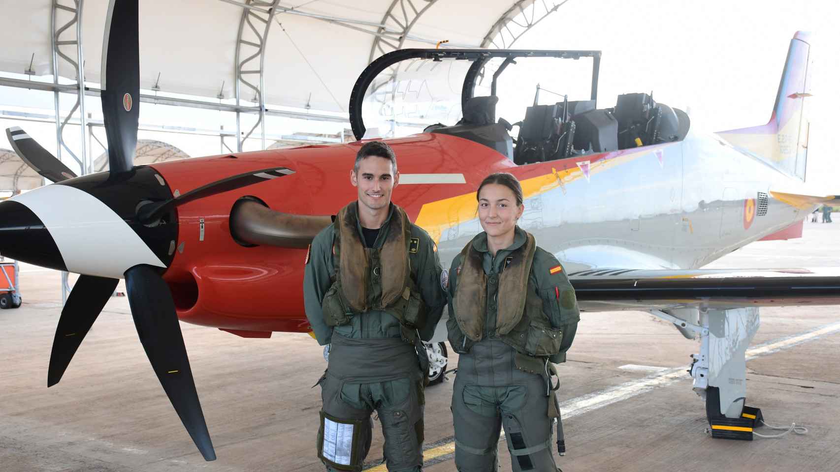 Instructor y piloto que han llegado a las 1.000 horas de vuelo del Pilatus PC-21