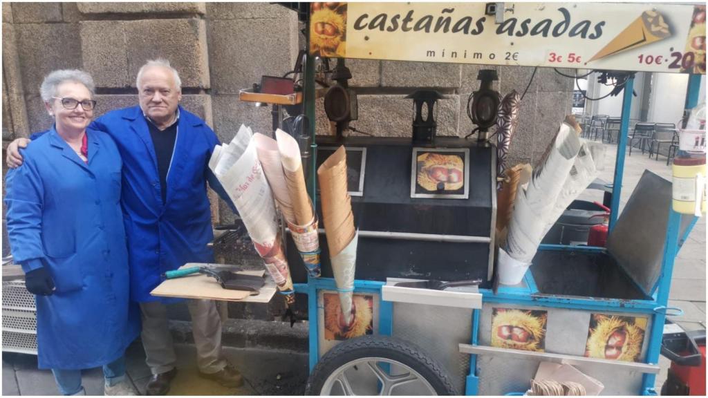 Sergio y Pura en su puesto de la calle Real de A Coruña.