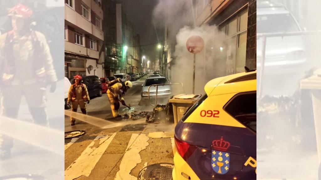 Los bomberos de A Coruña sofocan un incendio en un contenedor.