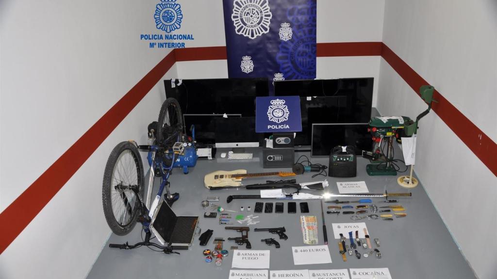 Droga, armas, dinero y otros efectos incautados en la desarticulación de un ‘punto negro’ de venta de drogas en Ribeira (A Coruña)
