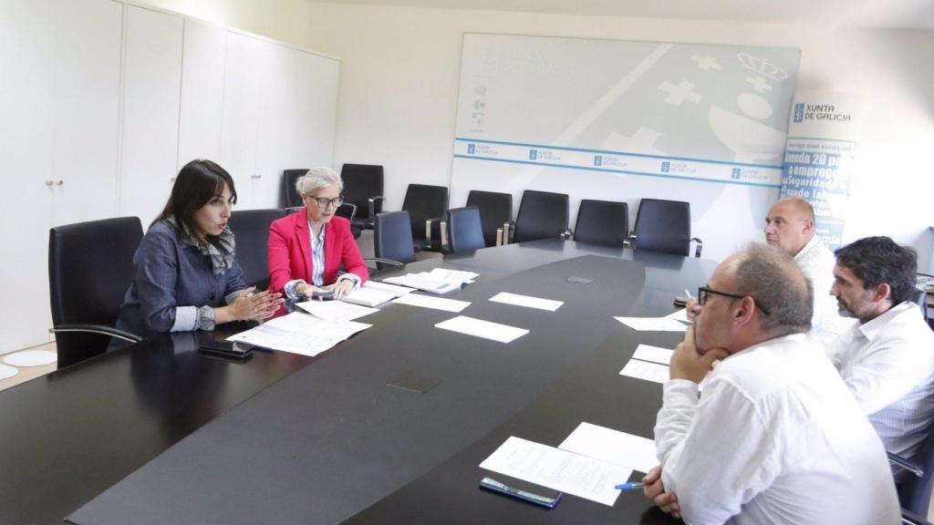 La conselleira de Promoción do Emprego e Igualdade, María Jesús Lorenzana, se reúne con las tres asociaciones de autónomos de Galicia.