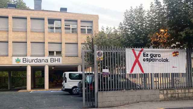 Pancarta contra España  a las puertas del instituto Instituto Biurdana de Pamplona.