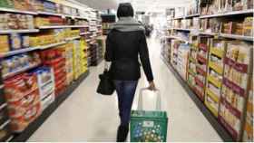 Una joven hace la compra en un supermercado.