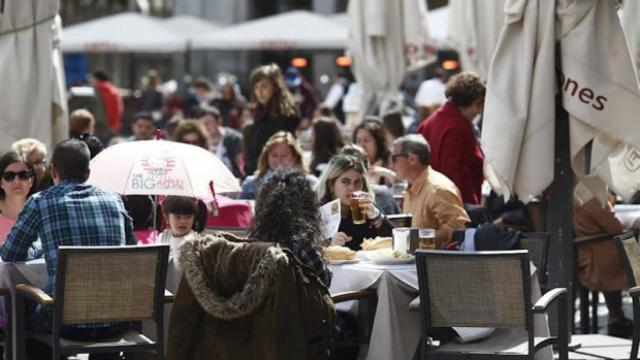 Personas tomando algo en un bar