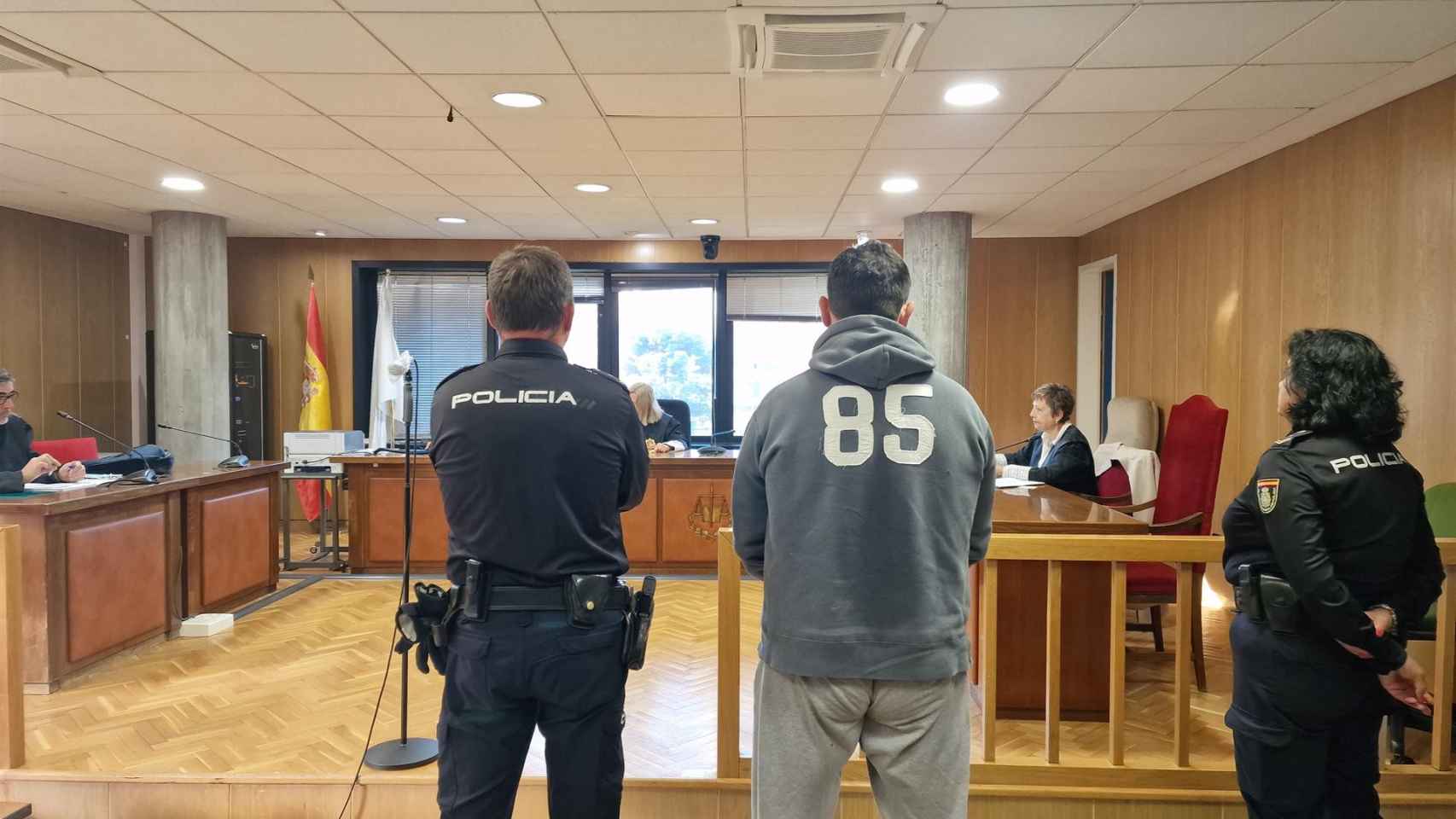 El exboxeador entre dos agentes de la Policía Nacional en los juzgados de Vigo.