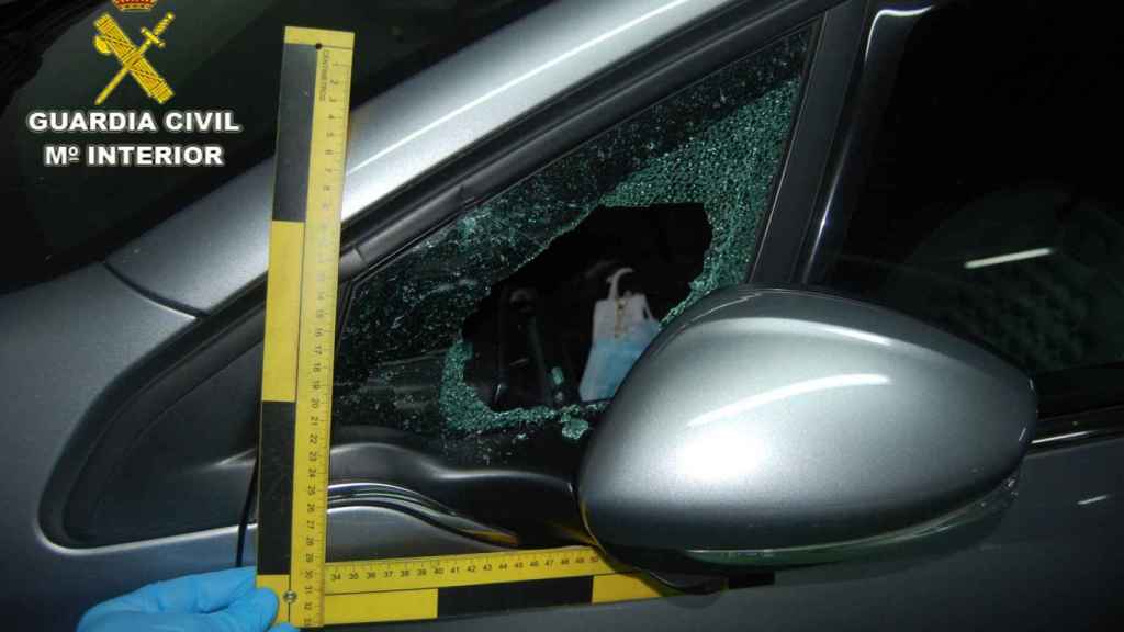 Coche con la ventanilla rota tras sufrir un robo en la provincia de Pontevedra.