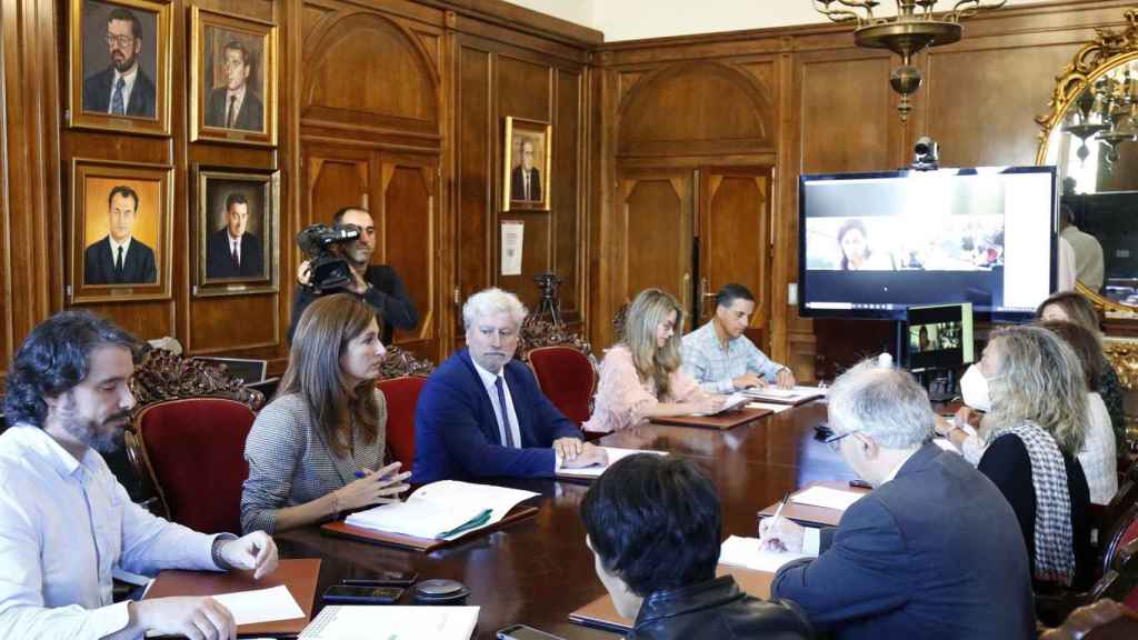 Primera reunión de ambas administraciones para la transmisión.