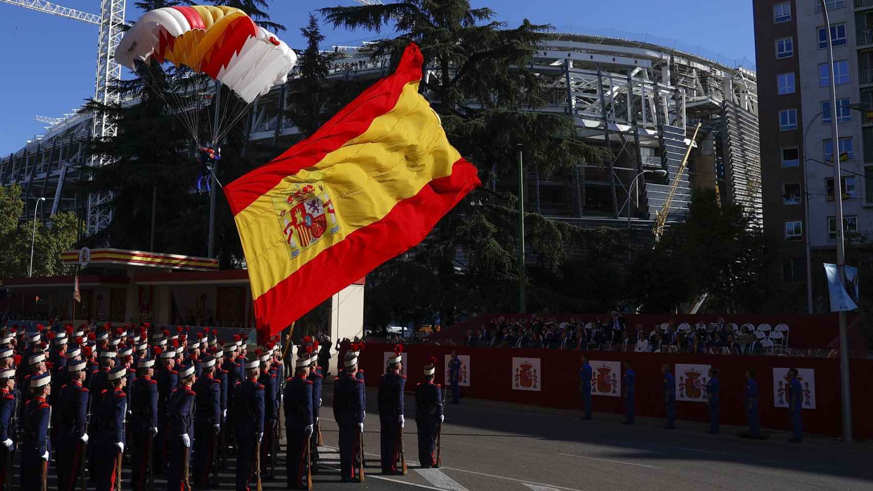 Un paracaidista desciende con la bandera de España